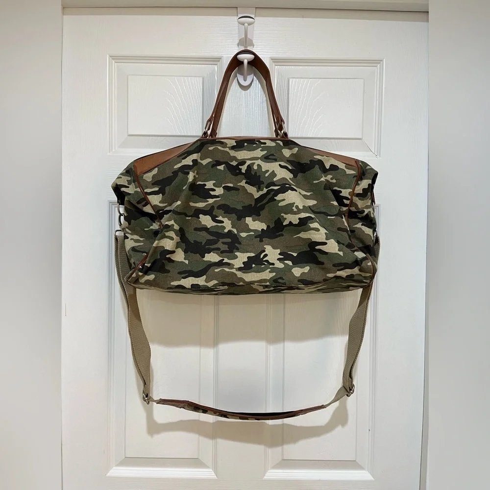 BUXTON MEN'S EXPEDITION II HUNTINGTON CANVAS DUFFEL L18”xW7”xH10”